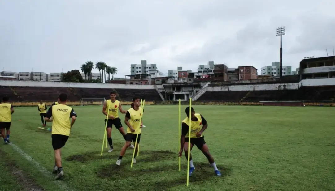 世界最差球队连续四年没赢球,成绩好转反遭球迷上街“抗议”