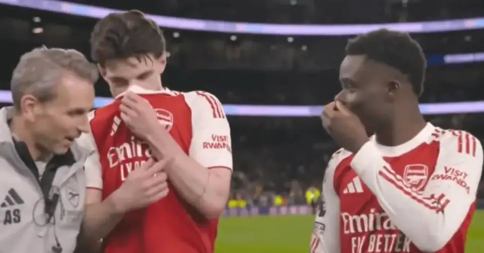 为什么这么多足球运动员说话时会捂住嘴？